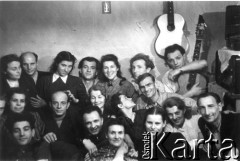 1955, Workuta, Komi ASRR, ZSRR.
Polacy po zwolnieniu z łagrów; w pierwszym rzędzie od prawej siedzą: Wiktor Jagoda, Bronisława Kutiuk, Jadwiga Augusewicz, Jadwiga Kulczycka, Michał Tatarzycki, mężczyzna NN; w drugim rzędzie od lewej: Wanda Kozłowska, Władysław Kulczycki, Barbara Dudycz, Natalia i Olgierd Zarzyccy, za nimi z gitarą Edward Muszyński, mężczyzna NN, Wanda Cejko (Kiałka), Stanisław Kuźma, Klara Autuchiewicz (Kunachowicz), Edward Wojtkiewicz, Hanna Szyszko-Norska (Grzywacz).
Fot. Michał Tatarzycki, zbiory Ośrodka KARTA, udostępnił Michał Tatarzycki
