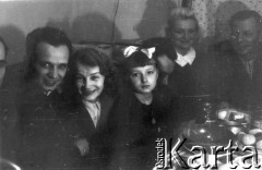 1955, Workuta, Komi ASRR, ZSRR.
Polacy zwolnieni z łagrów, przy stole siedzą od lewej: Michał Tatarzycki, Barbara Dudycz, dziewczynka NN, Czesława Cydzik, Stanisław Kiałka.
Fot. Michał Tatarzycki, zbiory Ośrodka KARTA, udostępnił Michał Tatarzycki