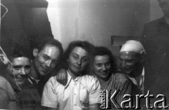 1955, Workuta, Komi ASRR, ZSRR.
Polacy zwolnieni z łagrów, siedzą od lewej: Maria Kwiatkowska, mężczyzna NN, Hanna Grzywacz, Natalia Zarzycka, Edward Wojtkiewicz.
Fot. Michał Tatarzycki, zbiory Ośrodka KARTA, udostępnił Michał Tatarzycki