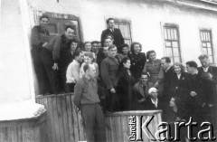 1955, Workuta, Komi ASRR, ZSRR.
Grupa polskich zesłańców na schodach przed wejściem do mieszkania pp. Weberów, na zdjęciu m.in.: Bronisława Kutiuk, Natalia i Olgierd Zarzyccy, Wanda Cejko i Stanisław Kiałka, Hanna Szyszko-Norska, Barbara Dudycz, Edward Muszyński, Maria Kwiatkowska.
Fot. Michał Tatarzycki, zbiory Ośrodka KARTA, udostępnił Michał Tatarzycki