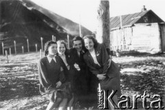 1955, Workuta, Komi ASRR, ZSRR.
Polacy zwolnieni z łagrów pozują do zdjęcia na tle hałdy przy kopalni - od lewej: Klara Kunachowicz, Barbara Dudycz, Edmund Weber, Hanna Grzywacz.
Fot. Michał Tatarzycki, zbiory Ośrodka KARTA, udostępnił Michał Tatarzycki