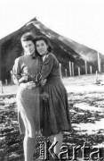 1955, Workuta, Komi ASRR, ZSRR.
Wanda Kiałka i Klara Kunachowicz, w tle hałda kopalni.
Fot. Michał Tatarzycki, zbiory Ośrodka KARTA, udostępnił Michał Tatarzycki