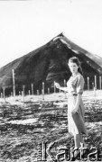 1955, Workuta, Komi ASRR, ZSRR.
Wanda Kiałka w letniej sukience na tle hałdy przy kopalni.
Fot. Michał Tatarzycki, zbiory Ośrodka KARTA, udostępnił Michał Tatarzycki