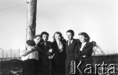 1955, Workuta, Komi ASRR, ZSRR.
Polacy zwolnieni z łagrów, stoją od lewej: mężczyzna NN, Klara Kunachowicz, Barbara Dudycz, Edmund Weber, Hanna Grzywacz, w tle zasieki z drutu i budka strażnicza.
Fot. Michał Tatarzycki, zbiory Ośrodka KARTA, udostępnił Michał Tatarzycki