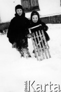 1955, Workuta, Komi ASRR, ZSRR.
Synowie pp. Weberów - Edmund i Tadeusz podczas zabawy na śniegu.
Fot. Michał Tatarzycki, zbiory Ośrodka KARTA, udostępnił Michał Tatarzycki