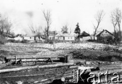 1955, ZSRR.
Powrót do kraju - widok z okna pociągu: na pierwszym planie pnie ściętych drzew, w tle zabudowania osiedla.
Fot. Michał Tatarzycki, zbiory Ośrodka KARTA, udostępnił Michał Tatarzycki