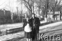 Grudzień 1955, Nowy Sącz, woj. krakowskie, Polska.
Polacy powracający z ZSRR do kraju podczas pobytu w punkcie repatriacyjnym, na zdjęciu Edward Muszyński w towarzystwie kelnerki.
Fot. Michał Tatarzycki, zbiory Ośrodka KARTA, udostępnił Michał Tatarzycki