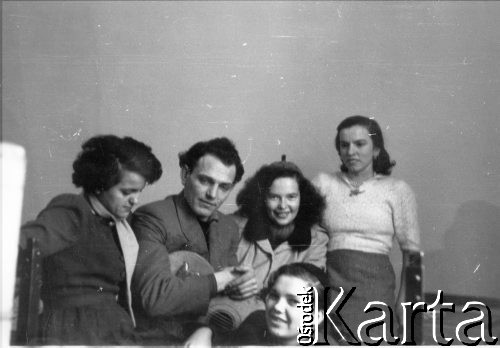 Grudzień 1955, Nowy Sącz, woj. krakowskie, Polska.
Polacy powracający z ZSRR podczas pobytu w punkcie repatriacyjnym - Edward Muszyński w towarzystwie artystek z miejscowego 
