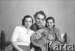 Grudzień 1955, Nowy Sącz, woj. krakowskie, Polska.
Polacy powracający z ZSRR podczas pobytu w punkcie repatriacyjnym - Edward Muszyński i dwie artystki z 