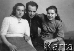 Grudzień 1955, Nowy Sącz, woj. krakowskie, Polska.
Polacy powracający z ZSRR podczas pobytu w punkcie repatriacyjnym - Michał Tatarzycki i artystki z 