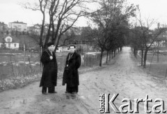 Grudzień 1955, Nowy Sącz, woj. krakowskie, Polska.
Polacy powracający z ZSRR podczas pobytu w punkcie repatriacyjnym - Stanisław Kuźma i Edward Muszyński, w tle fragment miasta.
Fot. Michał Tatarzycki, zbiory Ośrodka KARTA, udostępnił Michał Tatarzycki