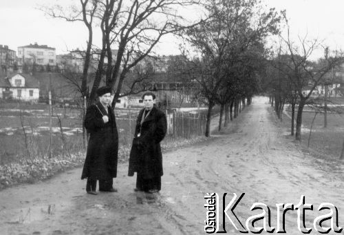 Grudzień 1955, Nowy Sącz, woj. krakowskie, Polska.
Polacy powracający z ZSRR podczas pobytu w punkcie repatriacyjnym - Stanisław Kuźma i Edward Muszyński, w tle fragment miasta.
Fot. Michał Tatarzycki, zbiory Ośrodka KARTA, udostępnił Michał Tatarzycki