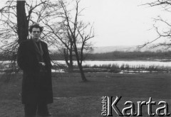 Grudzień 1955, Nowy Sącz, woj. krakowskie, Polska.
Polacy powracający z ZSRR podczas pobytu w punkcie repatriacyjnym - Edward Muszyński nad brzegiem Dunajca.
Fot. Michał Tatarzycki, zbiory Ośrodka KARTA, udostępnił Michał Tatarzycki