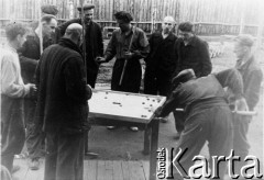 1956, Poćma, Mordwińska SRR, ZSRR.
Polacy, więźniowie łagrów, oczekujący w przejściowym łagrze w Poćmie na powrót do Polski. Przy stole bilardowym, od lewej: NN, Henryk Urbanowicz (z kijem, zwrócony profilem), NN, Edward Buca (stoi tyłem, na pierwszym planie).
Fot. NN, zbiory Ośrodka KARTA, udostępnił  Ryszard Urbanowicz
