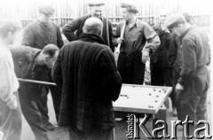 1956, Poćma, Mordwińska SRR, ZSRR.
Polacy, więźniowie łagrów, oczekujący w przejściowym łagrze w Poćmie na powrót do Polski. Przy stole bilardowym, od lewej: NN, Henryk Urbanowicz (z kijem, zwrócony profilem), NN, Edward Buca (stoi tyłem, na pierwszym planie).
Fot. NN, zbiory Ośrodka KARTA, udostępnił Ryszard Urbanowicz