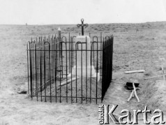 1955, Dżezkazgan, Karagandyjska obł., Kazachstan, ZSRR.
Nagrobek na mogile Polaków zmarłych podczas uwięzienia w łagrach.
Fot. NN, zbiory Ośrodka KARTA, udostępnił Eugeniusz Nadziejko.