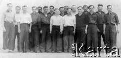 17.05.1955, Rudnik-Dżezkazgan, Karagandyjska obł., Kazachstan, ZSRR.
Więźniowie łagru, pierwszy od lewej: Józef Możdżer, piąty od lewej: Kazimierz Bogdanowicz, siódmy: Bolesław (nazwisko nieznane), szósty z prawej: Eugeniusz Nadziejko.
Fot. NN, zbiory Ośrodka KARTA, udostępnił Eugeniusz Nadziejko.

