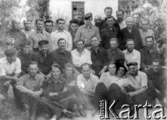 1955-1956, Rudnik-Dżezkazgan, Karagandyjska obł., Kazachstan, ZSRR.
Więźniowie obozu w Dżezkazganie. Dolny rząd: Eugeniusz Nadziejko (drugi od prawej), Hubert Bartoszewicz (czwarty od prawej); rząd środkowy: ks. Wilmański (pierwszy od prawej); rząd górny: Eugeniusz Korkuć (ósmy od prawej); pozostałe osoby NN.
Fot. NN, zbiory Ośrodka KARTA, udostępnił Eugeniusz Nadziejko.