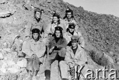 1954, Dżezkazgan, Karagandyjska obł., Kazachstan, ZSRR.
Więźniowie i wolnonajemni, górnicy w kopalni Rudnik nr 3. Grupa osób w strojach roboczych siedzi na hałdzie, od prawej w środkowym rzędzie Eugeniusz Nadziejko; w środku w górnym rzędzie: NN (Litwinka, zsylna); pierwsza od lewej w dolnym rzędzie: NN (Kazaszka, wolnonajemna).
Fot. NN, zbiory Ośrodka KARTA, udostępnił Eugeniusz Nadziejko.
