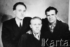 1955, Dżezkazgan, Karagandyjska obł., Kazachska SRR, ZSRR.
Byli więźniowie łagrów, w środku Eugeniusz Nadziejko.
Fot. NN, zbiory Ośrodka KARTA, udostępnił  Eugeniusz Nadziejko