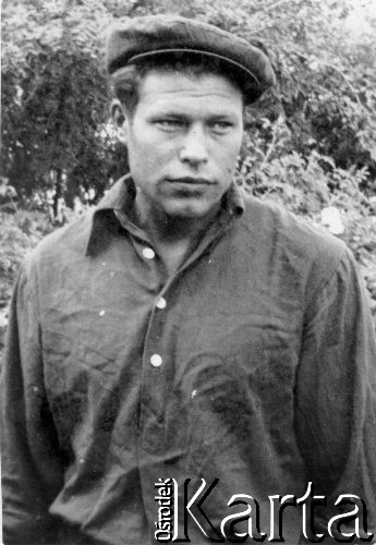 1956, Dżezkazgan, Karagandyjska obł., Kazachstan, ZSRR.
Kazimierz Bogdanowicz z Lidy po zwolnieniu z łagru, w którym odbywał piętnastoletni wyrok za zastrzelenie Rosjanina, który przyjechał organizować kołchoz.
Fot. NN, zbiory Ośrodka KARTA, udostępnił Eugeniusz Nadziejko.
