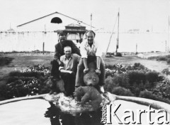 1954, Dżezkazgan, Karagandyjska obł., Kazachska SRR, ZSRR.
Polacy, więźniowie łagru obok obozowej fontanny. Od lewej: Zygmunt Olechnowicz, Eugeniusz Nadziejko, NN (Polak z Łotwy).
Fot. NN, zbiory Ośrodka KARTA, udostępnił Eugeniusz Nadziejko