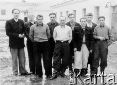 1956, Dżezkazgan, Karagandyjska obł., Kazachstan, ZSRR.
Wielkanoc 1956. Więźniowie łagru. Od lewej: NN (Polak z Łotwy), Eugeniusz Nadziejko, Kazimierz Bogdanowicz, Stanisław Lipiński, pozostali NN.
Fot. NN, zbiory Ośrodka KARTA, udostępnił Eugeniusz Nadziejko.