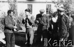 1954 lub 1955, Dżezkazgan, Karagandyjska obł., Kazachstan, ZSRR.
Więźniowie łagru; od lewej: ksiądz Wilmański, Jan Burzyński, Eugeniusz Nadziejko; pozostali NN.
Fot. NN, zbiory Ośrodka KARTA, udostępnił Eugeniusz Nadziejko.