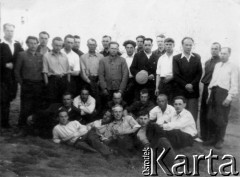 b. daty, Dżezkazgan, Karagandyjska obł., Kazachstan, ZSRR.
Więźniowie łagru, drugi z prawej w pierwszym rzędzie Eugeniusz Nadziejko, pozostali nierozpoznani.
Fot. NN, zbiory Ośrodka KARTA, udostępnił Eugeniusz Nadziejko


