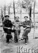 21.09.1955, Dżezkazgan, Karagandyjska obł., Kazachstan, ZSRR.
Więźniowie łagru. Z prawej siedzi Eugeniusz Nadziejko, z lewej Kazimierz Bogdanowicz.
Fot. NN, zbiory Ośrodka KARTA, udostępnił Eugeniusz Nadziejko.


