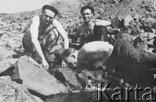 1953, Norylsk, Krasnojarski Kraj, ZSRR
Tundra. Wacław Olasikowicz pije wodę ze strumienia Jergołag. Pozostali mężczyźni nieznani. 
Fot. NN, zbiory Ośrodka KARTA, przekazał Wacław Olasikowicz