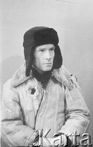 1953, Norylsk, Krasnojarski Kraj, ZSRR
Wacław Olasikowicz w łagiernym stroju. 
Fot. NN, zbiory Ośrodka KARTA, przekazał Wacław Olasikowicz