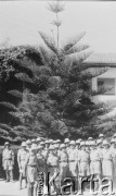 Lata 40-te, m.n.
Grupa mężczyzn w mundurach tropikalnych przy dużym drzewie.  
Fot. NN, zbiory Ośrodka KARTA, przekazała Anna Wojciechowska