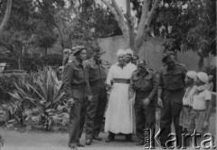 1943, Egipt
Żołnierze Armii Andersa i Egipcjanie.
Fot. NN, zbiory Ośrodka KARTA, udostępniła Anna Wojciechowska.