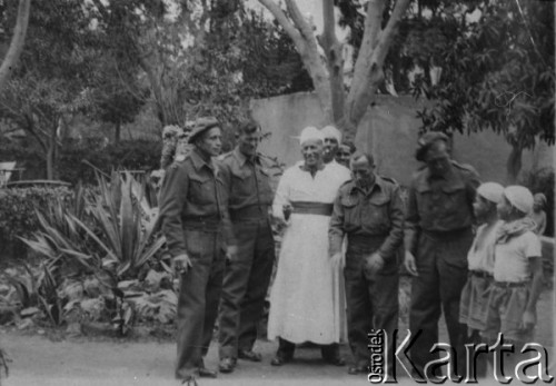 1943, Egipt
Żołnierze Armii Andersa i Egipcjanie.
Fot. NN, zbiory Ośrodka KARTA, udostępniła Anna Wojciechowska.