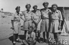 1942-1943, Bliski Wschód
Żołnierze Armii Andersa na tle namiotu.
Fot. NN, zbiory Ośrodka KARTA, udostępniła Anna Wojciechowska.