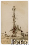 1912, Sachalin, Rosja.
Żołnierze carscy, m.in. Polacy, budujący elektrownię.
Fot. NN, kolekcja Marii Suchodolskiej, zbiory Fundacji Ośrodka KARTA