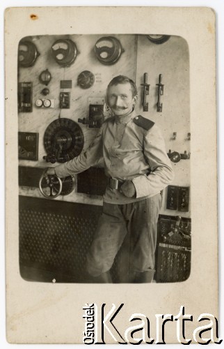 1912, Sachalin, Rosja.
Elektrownia wybudowana przez żołnierzy, Ignacy Piekarski na tle tablicy rozdzielczej.
Fot. NN, kolekcja Marii Suchodolskiej, zbiory Fundacji Ośrodka KARTA