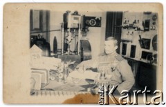 1912, Sachalin, Rosja.
Elektrownia wybudowana przez żołnierzy, przy stole siedzi Ignacy Piekarski.
Fot. NN, kolekcja Marii Suchodolskiej, zbiory Fundacji Ośrodka KARTA