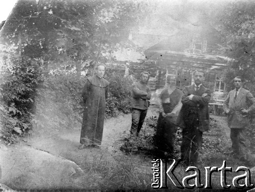 1914-1918, Kostroma, Rosja.
Opiekunowie przytuliska dla polskich dzieci - sierot wojennych.
Fot. NN, kolekcja Marii Suchodolskiej, zbiory Fundacji Ośrodka KARTA