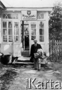 Lata 20. lub 30., miejsce nieznane, Polska.
Pan Kościałkowski przed budynkiem Wydziału Powiatowego.
Fot. NN, kolekcja Marii Suchodolskiej, zbiory Fundacji Ośrodka KARTA