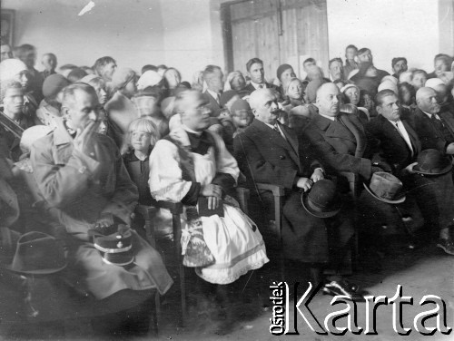 1934, Pińsk, Poleskie woj., Polska.
Grupa osób na widowni podczas przedstawienia.
Fot. NN, kolekcja Marii Suchodolskiej, zbiory Fundacji Ośrodka KARTA