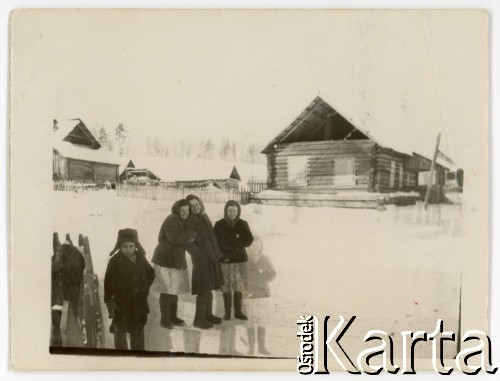 04.1956, Bułtusuk, Krasnojarski Kraj, ZSRR.
Polacy na zesłaniu, n/z dom, w którym mieszkała rodzina Budkiewiczów. Odbitka z negatywu dwukrotnie naświetlonego.
Fot. NN, kolekcja Marii Suchodolskiej, zbiory Fundacji Ośrodka KARTA