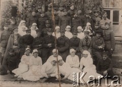 1920, Polska
Wojna polsko-bolszewicka, żołnierze Legionów i siostry miłosierdzia, z prawej w najwyższym rzędzie stoi Karol Godowski.
Fot. NN, zbiory Ośrodka KARTA, udostępniła Alicja Dymecka.
