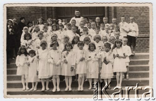 1935, Równe, Wołyń, Polska
Kościół parafialny, Pierwsza Komunia święta, w pierwszym rzędzie w środku stoi Alicja Godowska.
Fot. NN, zbiory Ośrodka KARTA, udostępniła Alicja Dymecka.
