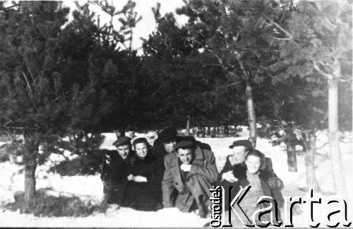 Grudzień 1954, Wilno, Litwa.
Polacy, byli więźniowie łagrów, w oczekiwaniu na wyjazd do Polski. Od lewej: Jerzy Picheta, Maria Tuliszewska (z d. Mochnacz), Kazimierz Tuliszewski, Piotr Karpowicz, Antoni Marczyk, Helena Witman.
Fot. NN, zbiory Ośrodka KARTA, udostępnił Piotr Karpowicz