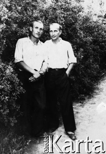 19.08.1954, Dżezkazgan, Karagandyjska obł., Kazachska SRR, ZSRR.
Dwóch mężczyzn na tle drzew; od lewej: Romuald Kononowicz, Stanisław Syryca.
Fot. NN, zbiory Ośrodka KARTA, udostępnił  Romuald Kononowicz