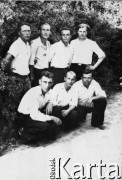 15.08.1954, Rudnik-Dżezkazgan, Karagandyjska obł., Kazachska SRR, ZSRR.
Polacy po zwolnieniu z łagru, w parku. Od lewej na dole w środku Stanisław Syryca. Od lewej na górze: Romuald Kononowicz.
Fot. NN, zbiory Ośrodka KARTA, udostępnił  Romuald Kononowicz