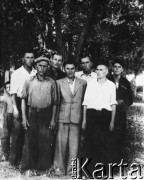 08.05.1954, Dżezkazgan, Karagandyjska obł., Kazachska SRR, ZSRR.
Więźniowie łagru na przepustce w parku; drugi od lewej z tyłu: Romuald Kononowicz, trzeci: Wacław Gruszewski; pozostali nierozpoznani (Ukraińcy).
Fot. NN, zbiory Ośrodka KARTA, udostępnił Romuald Kononowicz