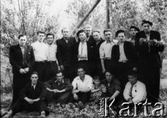 10.07.1955, Dżezkazgan, Karagandyjska obł., Kazachska SRR, ZSRR.
Więźniowie łagru. Trzeci z lewej siedzi: Witold Juchniewicz, czwarty z lewej stoi: Romuald Kononowicz, z tyłu stoi: Stanisław Lelewicz; pozostałe osoby nierozpoznane (Ukraińcy).
Fot. NN, zbiory Ośrodka KARTA, udostępnił Romuald Kononowicz